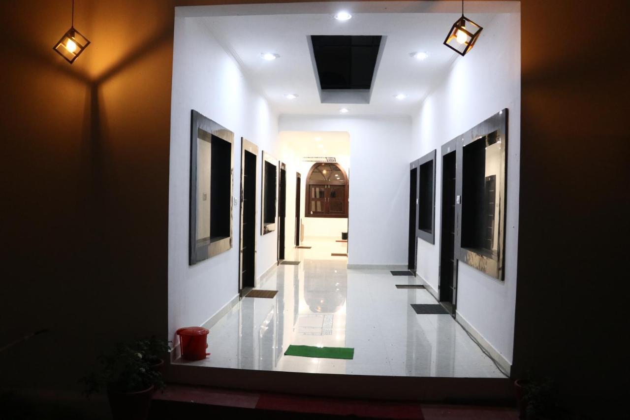 Madpackers Khajuraho Hostel Exterior photo