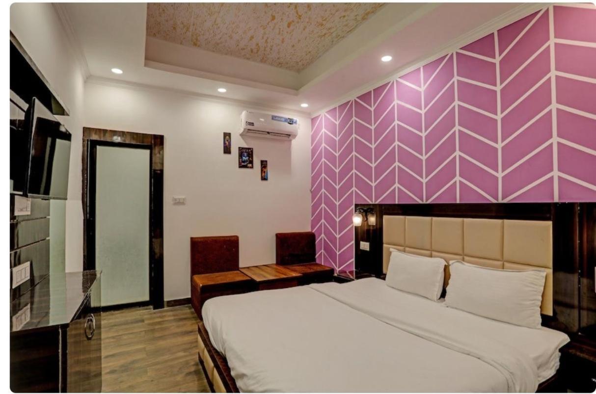 Madpackers Khajuraho Hostel Exterior photo